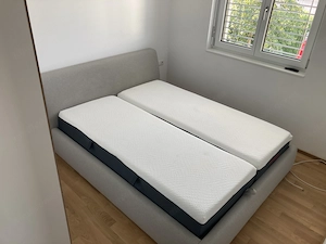 Schönes, gemütliches Bett mit grauem Stoffbezug Bild 3