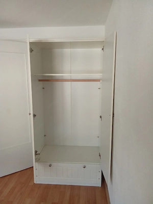 Kleiderschrank Bild 2