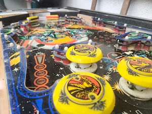 Flipperkasten "Cosmic Gunfight" aus dem Jahr 82 leider defekt an Bastler 