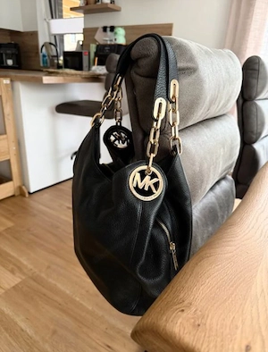Original Michael Kors Ledertasche Schwarz mit Goldkette  Bild 2