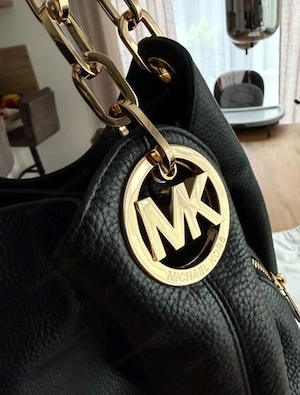 Original Michael Kors Ledertasche Schwarz mit Goldkette  Bild 4