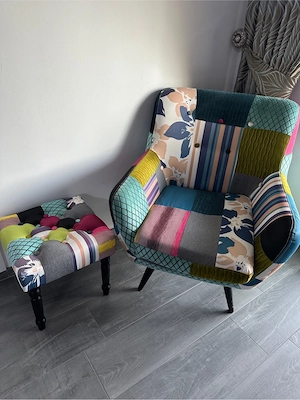 Bunter Patchwork-Sessel mit Hocker