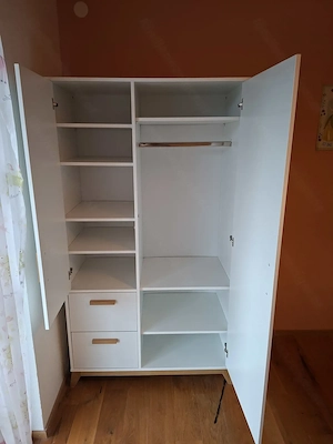 Kleiderschrank Bild 2