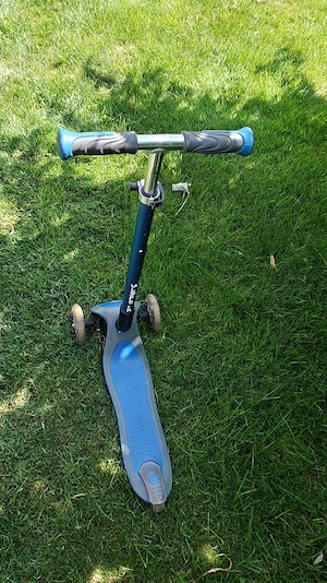 Roller mit vorne zwei Rädern 