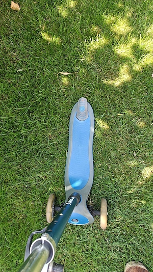Roller mit vorne zwei Rädern  Bild 2