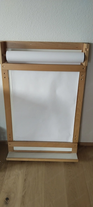 Malwand aus Holz zum Aufhängen mit Papierrolle Bild 2