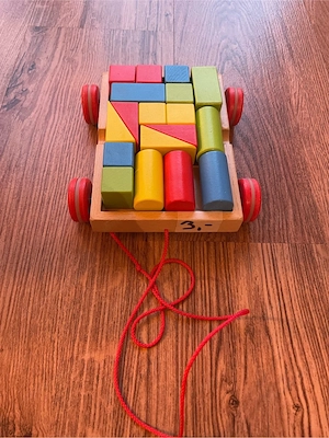 Holzwagen mit Bauklötzen Bild 2