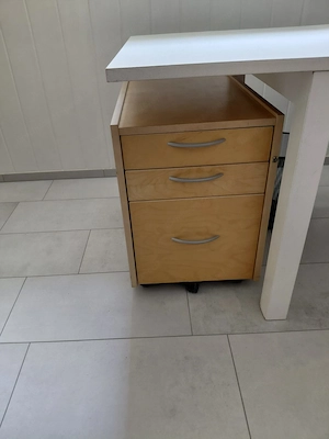 Schreibtisch und Rollcontainer - gut erhalten und robust  Bild 4