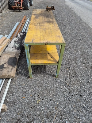 Werkbank mit Schraubstock Bild 2