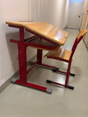Alte Schulbank abzugeben