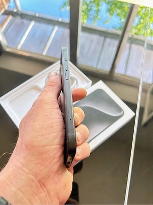 iPhone 15 schwarz Bild 6