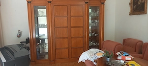 Wohnzimmerschrank und Eckbank , 2 runde Tische mit 2 Sesseln und 2 Fautelle. Bild 2