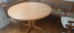 Wohnzimmerschrank und Eckbank , 2 runde Tische mit 2 Sesseln und 2 Fautelle. Bild 5
