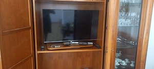 Wohnzimmerschrank und Eckbank , 2 runde Tische mit 2 Sesseln und 2 Fautelle. Bild 6