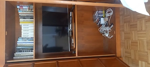 Wohnzimmerschrank und Eckbank , 2 runde Tische mit 2 Sesseln und 2 Fautelle. Bild 7