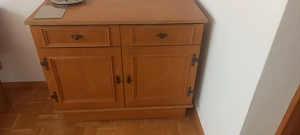 Wohnzimmerschrank und Eckbank , 2 runde Tische mit 2 Sesseln und 2 Fautelle. Bild 4