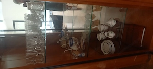 Wohnzimmerschrank und Eckbank , 2 runde Tische mit 2 Sesseln und 2 Fautelle. Bild 6