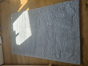 Grauer Teppich