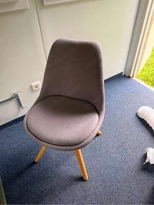 Esstisch aus Massivholz + 4 Stühle