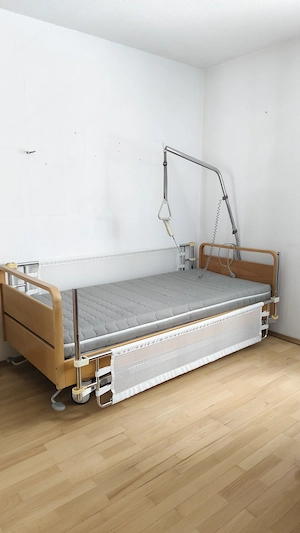 Pflegebett elektrisch inklusive Nachtkästchen mit Tischfunktion Bild 3