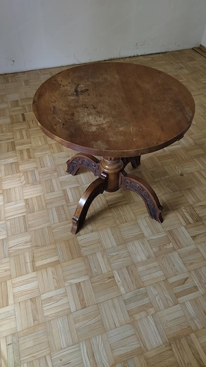 Alter Holztisch mit schönem Fuß Bild 2