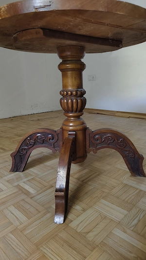 Alter Holztisch mit schönem Fuß Bild 3
