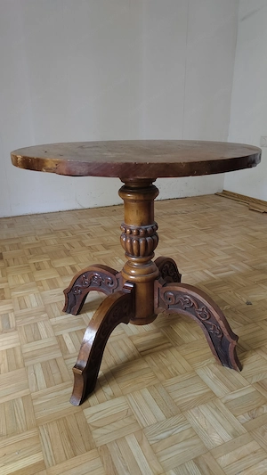 Alter Holztisch mit schönem Fuß