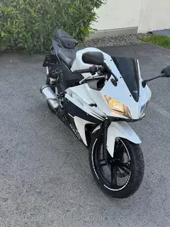 Yamaha YZF R125 Bild 3