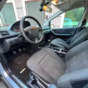 Mercedes A160 | Benziner | Baujahr 2011 | Neues Pickerl | Serviceheft Bild 2