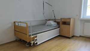 Pflegebett elektrisch inklusive Nachtkästchen mit Tischfunktion Bild 5