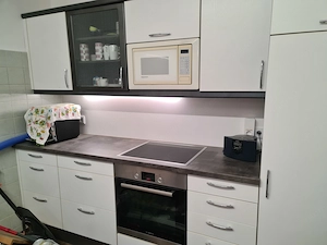 Einbauküche mit Herd, Kühlschrank und Mikrowelle Bild 2