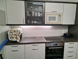 Einbauküche mit Herd, Kühlschrank und Mikrowelle Bild 4