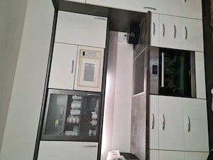 Einbauküche mit Herd, Kühlschrank und Mikrowelle Bild 3
