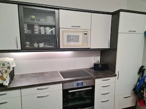 Einbauküche mit Herd, Kühlschrank und Mikrowelle Bild 5