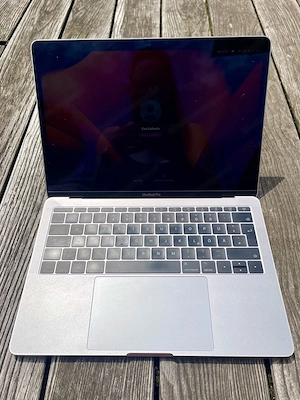 MacBook Pro 13" 2017 in Silber | 16 GB RAM | 256 GB SSD | Incase-Hülle schwarz Bild 2