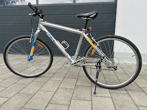 Simplon Mythos Fahrrad mit zwei Satz Reifen und Kombipedalen