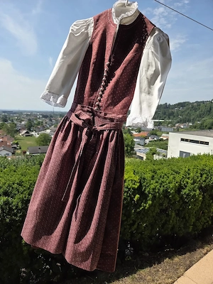 Dirndl mit Bluse Gr. 34 Bild 3