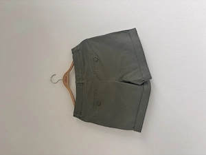 LOGG Damen Shorts in olivgrün Bild 3