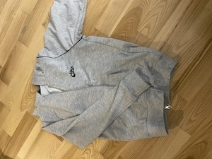 Kapuzenjacke Nike, Gr. 134 grau