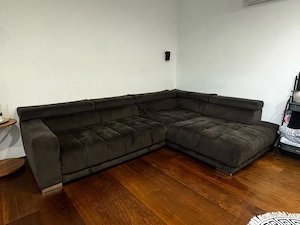 Großes Ecksofa mit elektrischer Sitztiefenverstellung