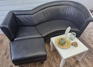 Ledercouch mit Hocker, Beistelltisch und Deko Bild 2