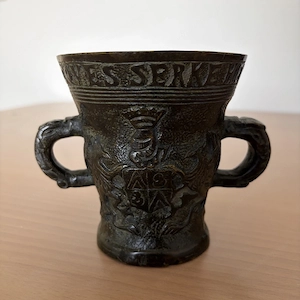Antiker heraldischer Kelch aus Bronze datiert 1576 Bild 2