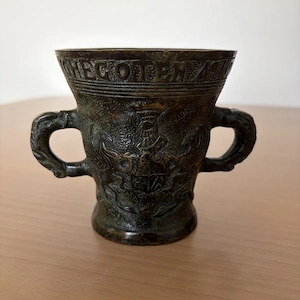 Antiker heraldischer Kelch aus Bronze datiert 1576