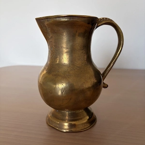 Antiker Krug aus Messing oder Bronze