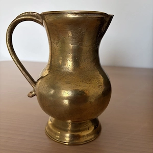Antiker Krug aus Messing oder Bronze Bild 3