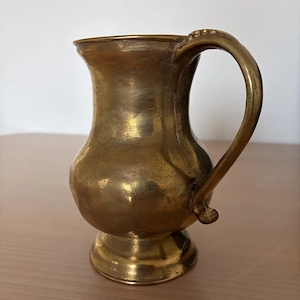 Antiker Krug aus Messing oder Bronze Bild 2