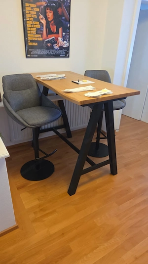Bartisch mit zwei Barstühlen zu verkaufen