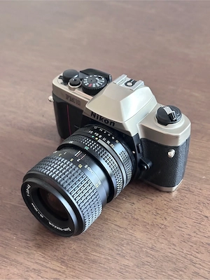 Nikon FM10 + Zoom-Nikkor 35-70mm + Ledertasche Bild 3