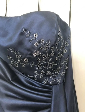 Dunkelblaues Ballkleid mit Schal Bild 2
