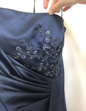 Dunkelblaues Ballkleid mit Schal Bild 3